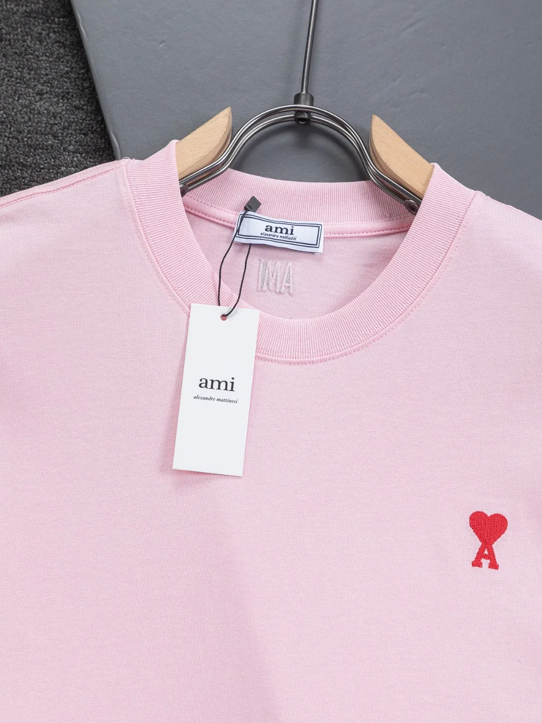 AMI Paris Ami ami Amy love micro-wide version S-XL LV 26ss new products are available at the counter simultaneously. Multiple craftsmanship. Red small love logo on the chest🪡 embroidery. Round neck short-sleeved T-shirt, same style for men and women! Consigned to one-to-one creation. Synchronized with the official website, pure cotton fabrics at the counter! It is close to the skin and comfortable, durable and easy to wear. It has a classic simple logo design and meticulous original craftsmanship. Short-sleeves, a must-have item for men, are not the same as the general public, but must be unique and eye-catching. This LV short-sleeve is of top quality, comfortable, consistent style, fashionable, including fabrics and tailoring techniques. We have put a lot of effort into it! 320 grams of washed pure cotton fabric, pure cotton Breathable, very refreshing and comfortable for daily wear. The rib knitting on the neckline is smooth and tight, and the neckline will not be skewed if you toss it at will. The loose version, you will find that it really looks good on the upper body, the overall is minimalist and neat, super daily Versatile! Pair it casually with a pair of pants for a youthful look. A T-shirt will make your outfit crazy. It is a fashionable item that can never go wrong! Color: Black White Gray Blue Pink Size: S-XL Size chart: S: Shoulder width 50-Bust 56-Length 70 M: Shoulder width 52-Bust 57-Length 72 L: Shoulder width 54-Bust 59-Length 74 XL: Shoulder width 56-Bust 62-Length 76